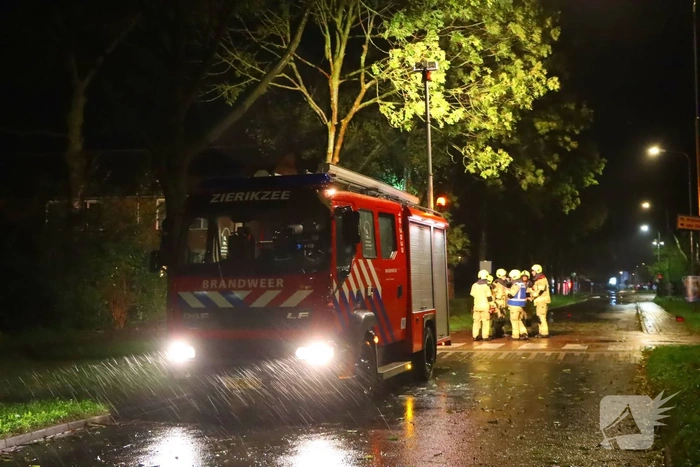Boom valt tegen andere boom tijdens storm