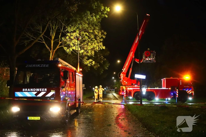 Boom valt tegen andere boom tijdens storm
