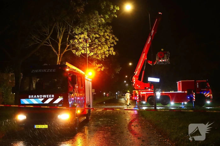 Boom valt tegen andere boom tijdens storm