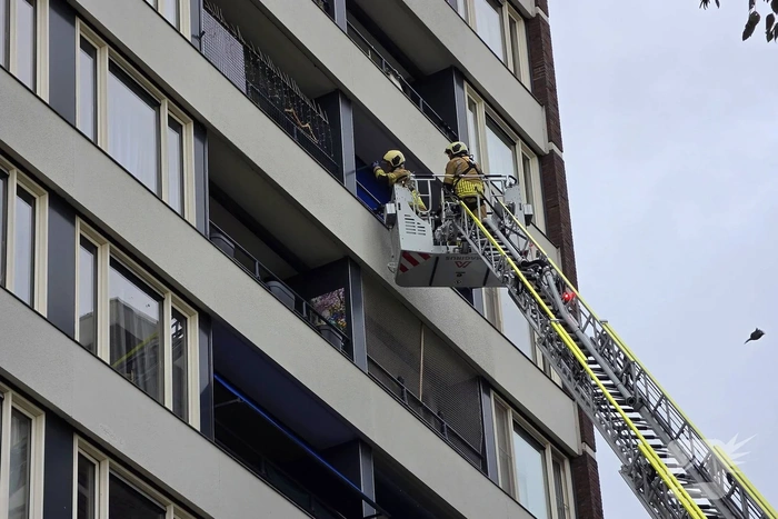 Zonnescherm raakt los bij flatwoning
