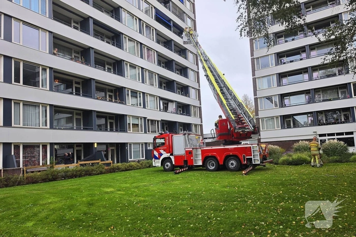 Zonnescherm raakt los bij flatwoning