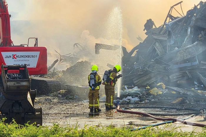 Groothandel verwoest door grote brand tijdens storm