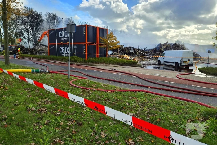 Groothandel verwoest door grote brand tijdens storm