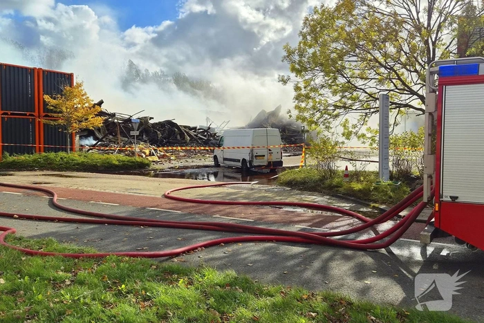 Groothandel verwoest door grote brand tijdens storm