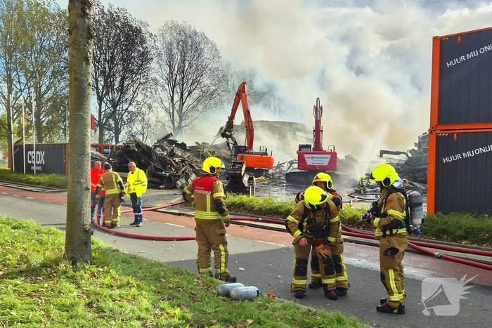 Groothandel verwoest door grote brand tijdens storm