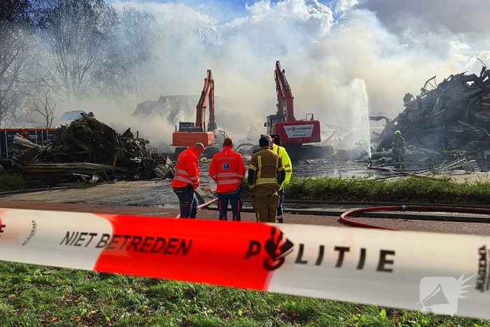 Groothandel verwoest door grote brand tijdens storm
