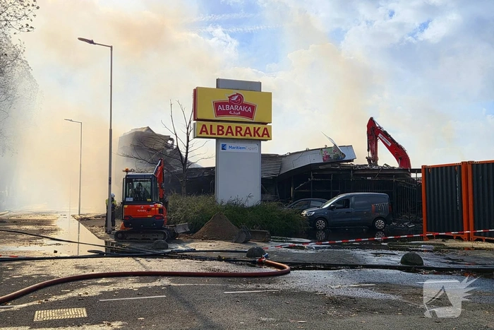 Groothandel verwoest door grote brand tijdens storm