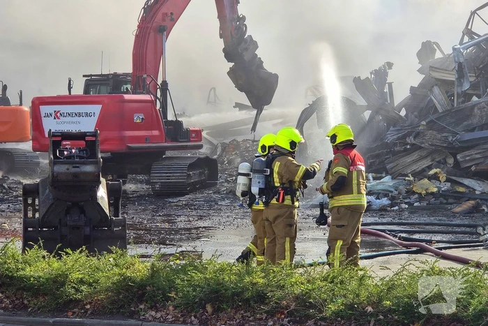 Groothandel verwoest door grote brand tijdens storm
