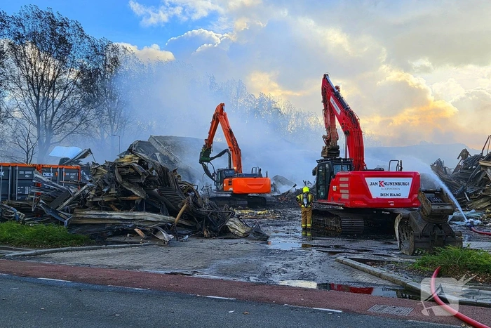 Groothandel verwoest door grote brand tijdens storm