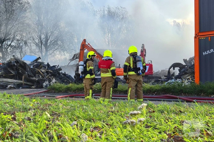 Groothandel verwoest door grote brand tijdens storm