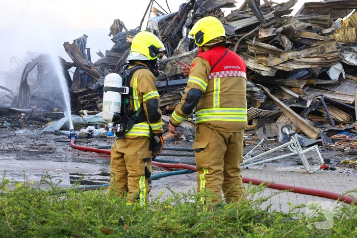 Groothandel verwoest door grote brand tijdens storm
