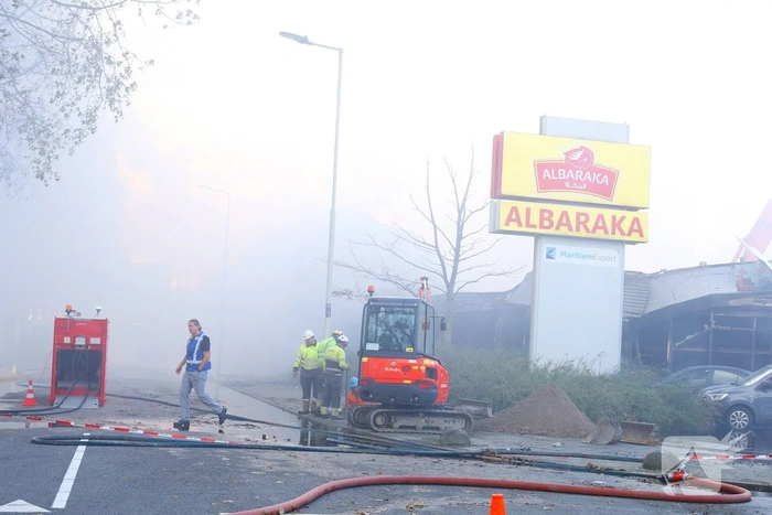 Groothandel verwoest door grote brand tijdens storm
