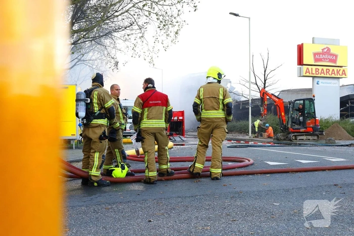 Groothandel verwoest door grote brand tijdens storm