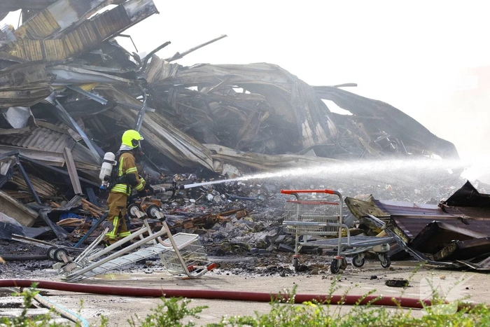 Groothandel verwoest door grote brand tijdens storm