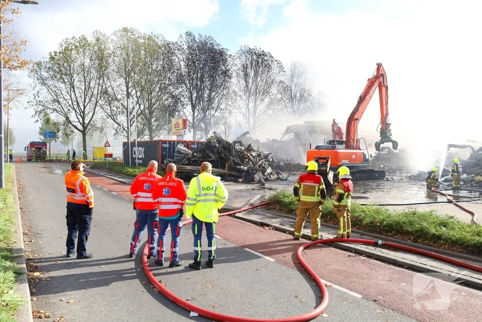 Groothandel verwoest door grote brand tijdens storm