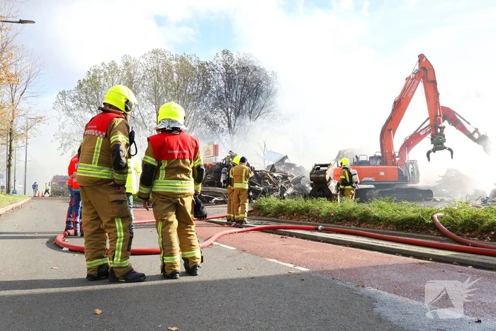 Groothandel verwoest door grote brand tijdens storm