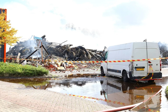 Groothandel verwoest door grote brand tijdens storm