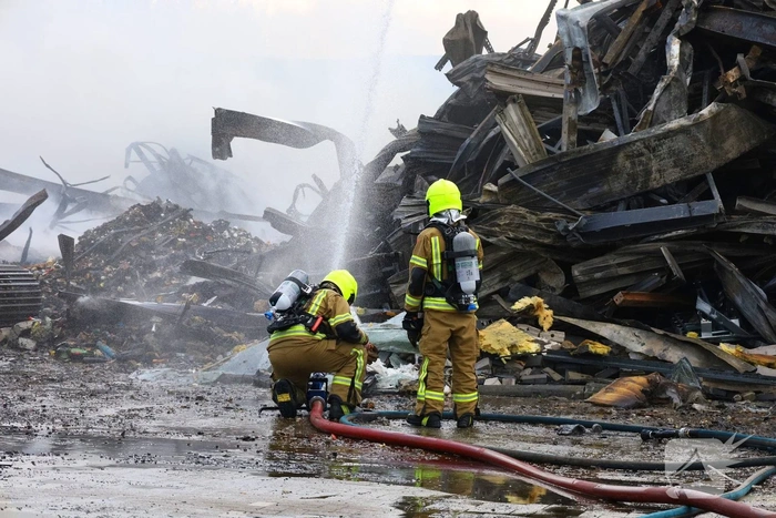 Groothandel verwoest door grote brand tijdens storm