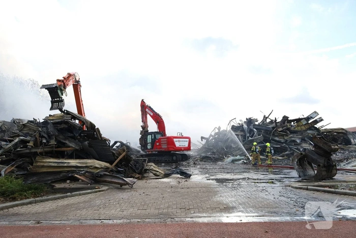 Groothandel verwoest door grote brand tijdens storm
