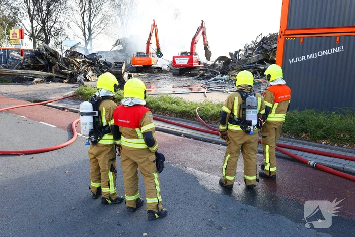 Groothandel verwoest door grote brand tijdens storm