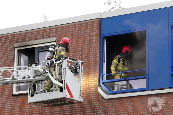 Zwaargewonde bij flinke woningbrand