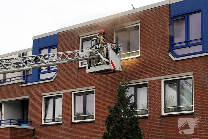 Zwaargewonde bij flinke woningbrand