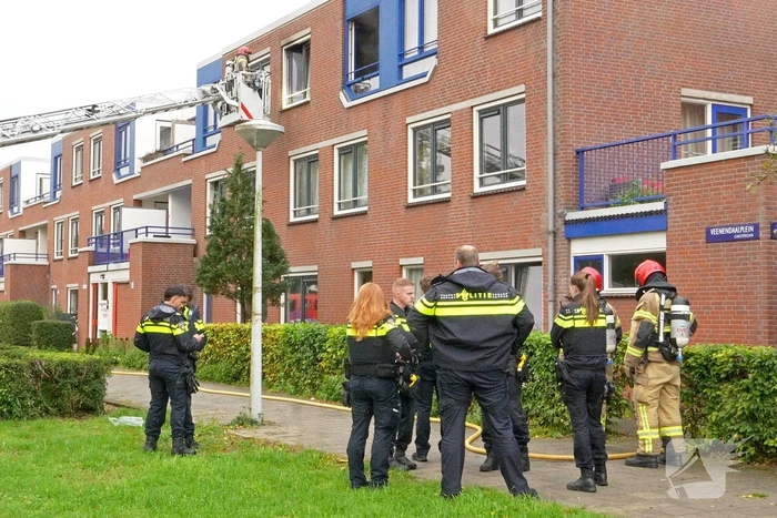 Zwaargewonde bij flinke woningbrand