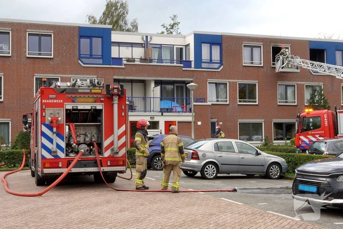 Zwaargewonde bij flinke woningbrand