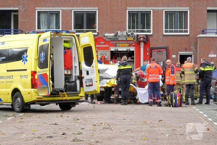Zwaargewonde bij flinke woningbrand