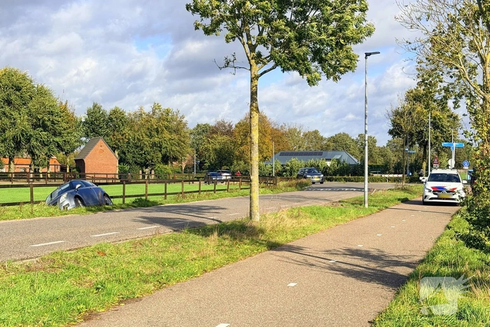 Auto vliegt uit de bocht en belandt in sloot