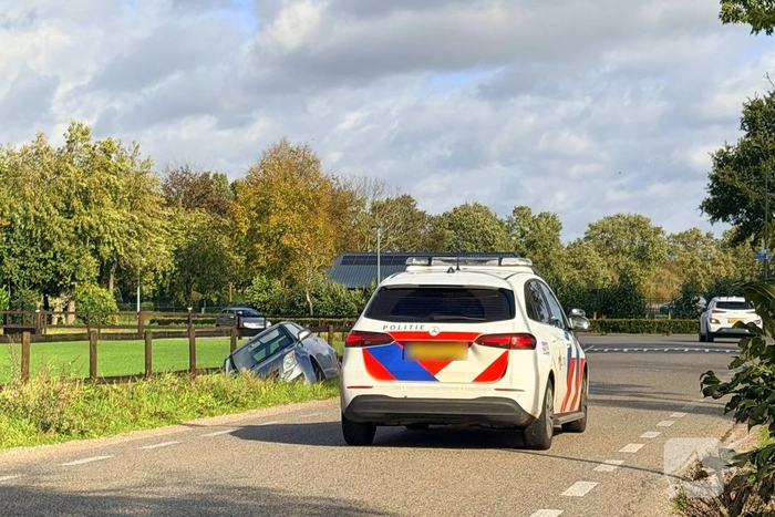 Auto vliegt uit de bocht en belandt in sloot