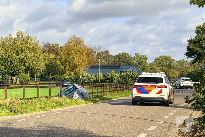 Auto vliegt uit de bocht en belandt in sloot