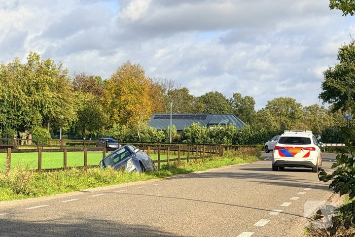 Auto vliegt uit de bocht en belandt in sloot