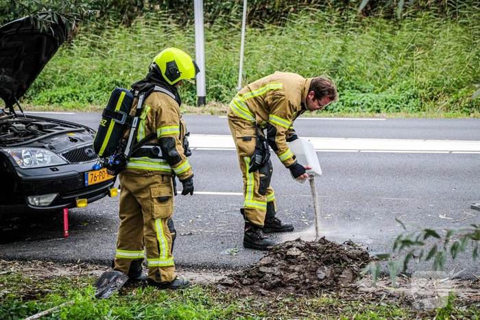 Rookontwikkeling door vloeistoffen op motor auto