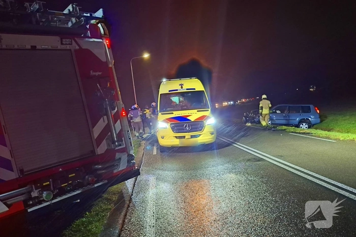 Auto's naast de weg na frontale botsing