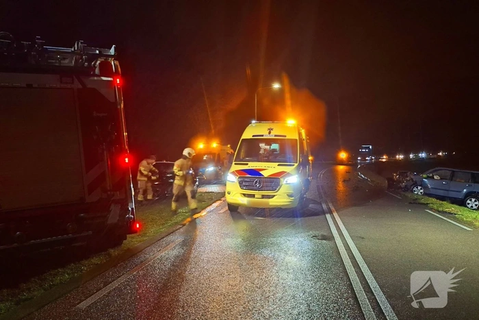 Auto's naast de weg na frontale botsing