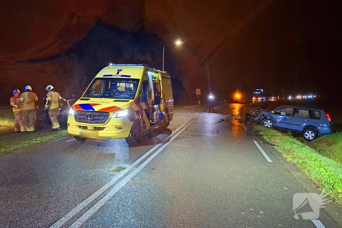 Auto's naast de weg na frontale botsing