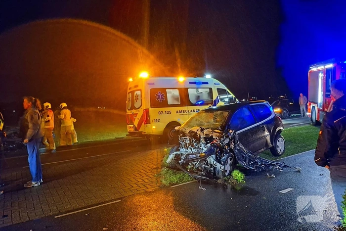 Auto's naast de weg na frontale botsing