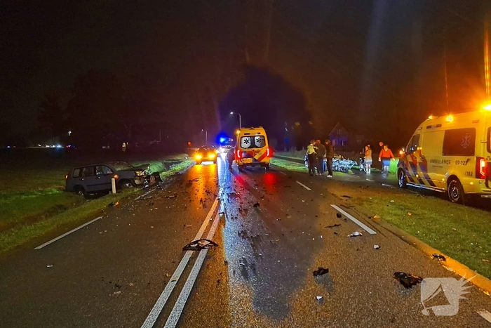 Auto's naast de weg na frontale botsing