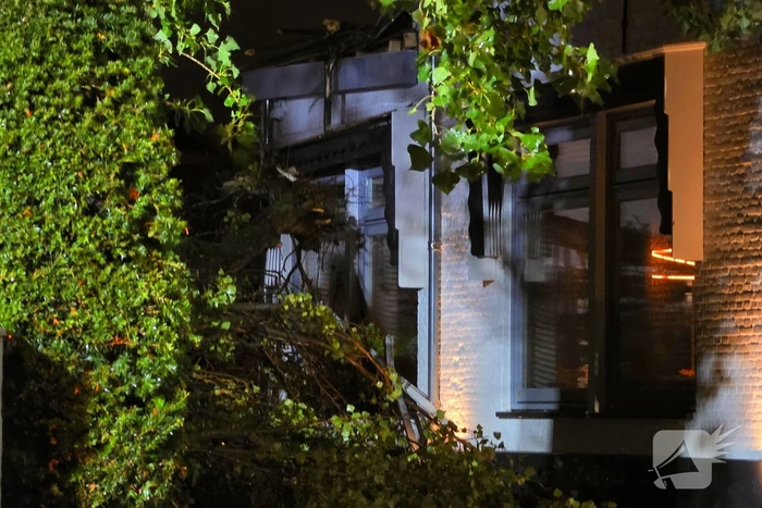 Boom valt op woning en auto