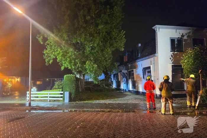 Boom valt op woning en auto