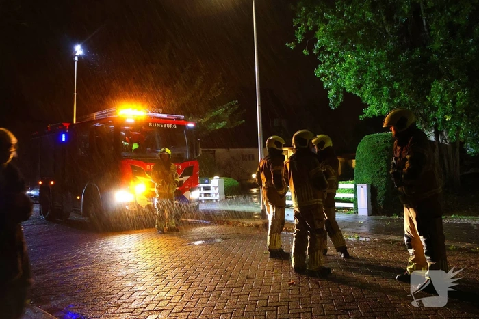 Boom valt op woning en auto