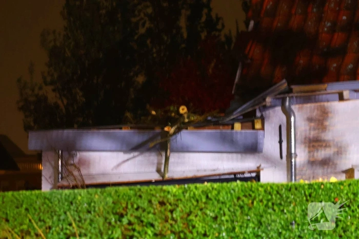 Boom valt op woning en auto