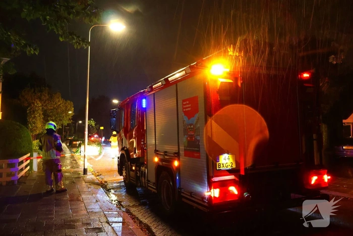 Boom valt op woning en auto