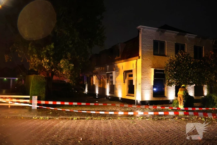 Boom valt op woning en auto