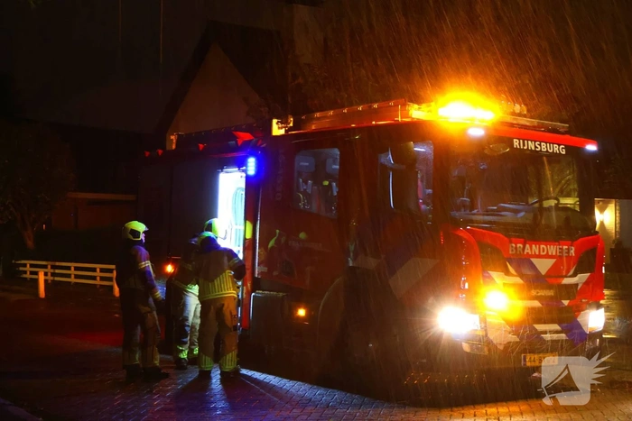 Boom valt op woning en auto