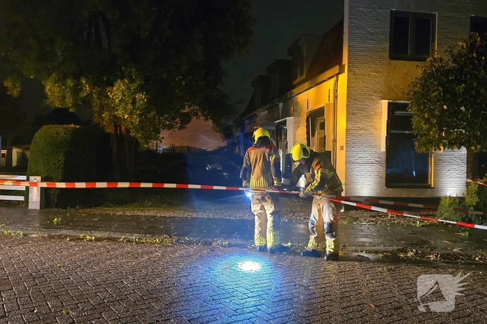 Boom valt op woning en auto