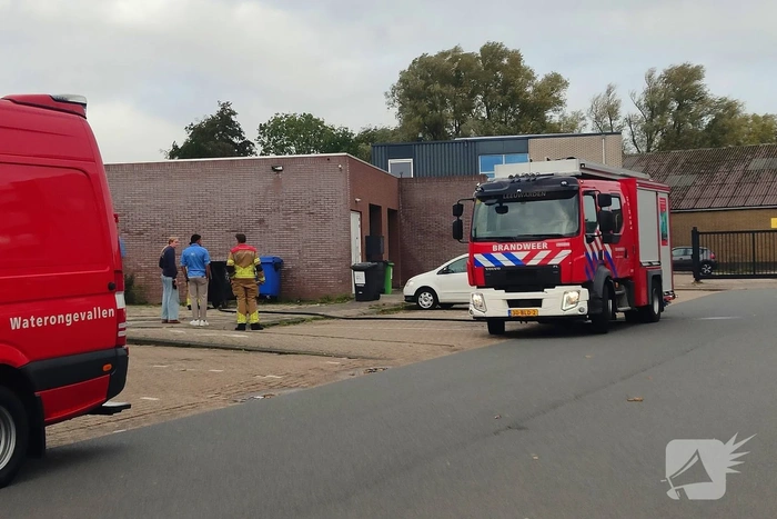 Brandweer bestrijdt containerbrand