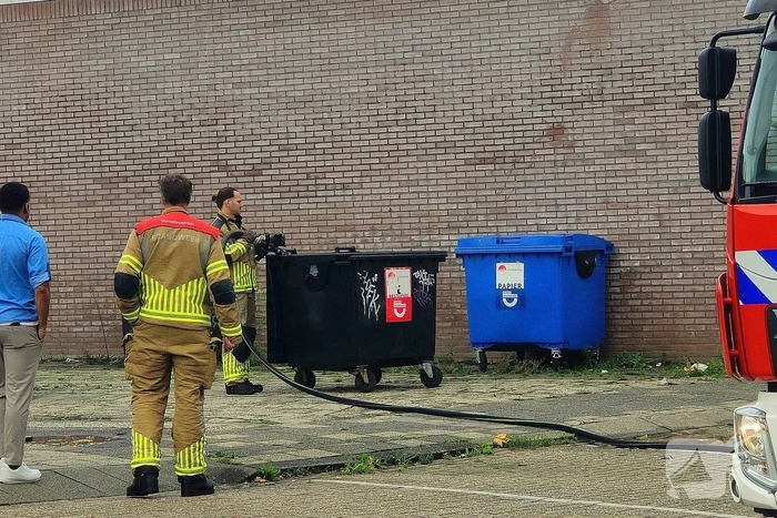 Brandweer bestrijdt containerbrand