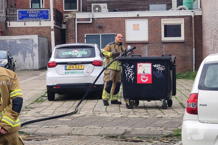 Brandweer bestrijdt containerbrand